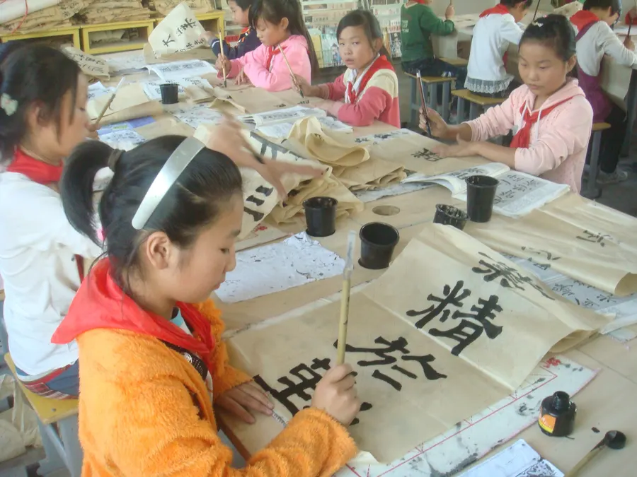 Sanpo, Anhui, practising calligraphy.